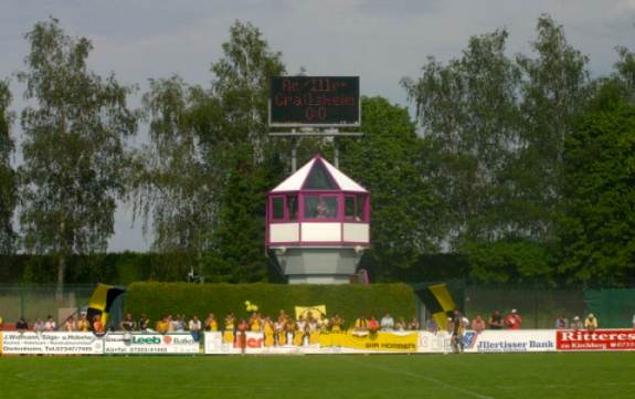 Heinrich-Oßwald-Stadion - Sprecherturm und FSV-Fans