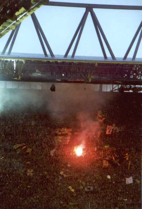 Westfalenstadion - BVB-Fans mit rotem Pyro