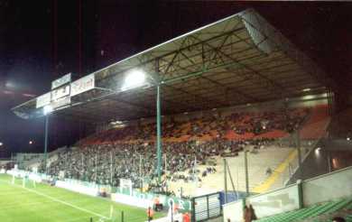 Stade Geoffroy Guichard - Hintertortribüne gegenüber mit Pyro
