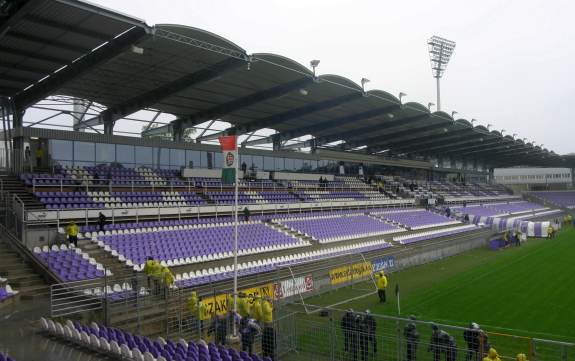 Szusza Ferenc-Stadion - Haupttribüne mit 2 x 'UTE'